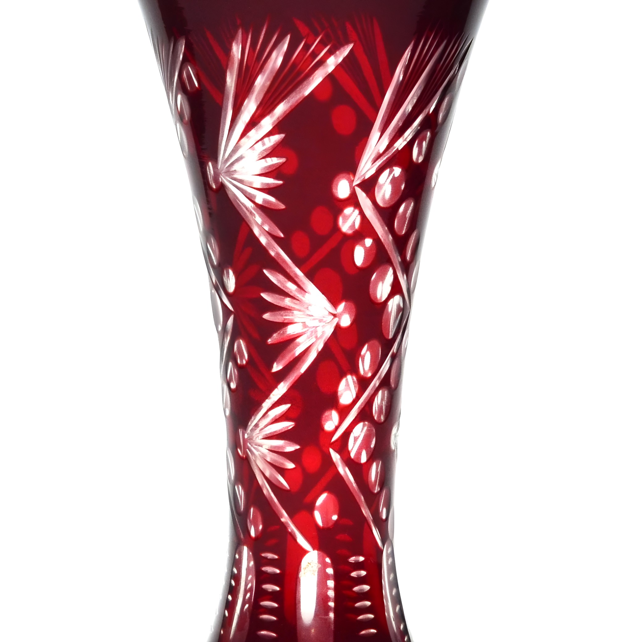 Böhmische Rote Schnittglas-Kristallvase, Handgefertigtes Vintage-Dekorationsstück, Eleganter Strahlen-Mittelpunkt, Sammlbares Wohnaccessoire